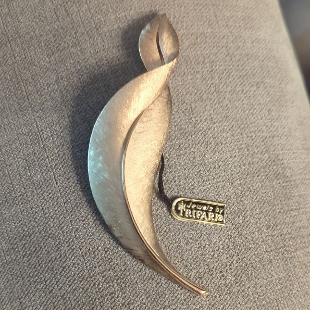 Trifari Elegant Gold-Toned Leaf Pin